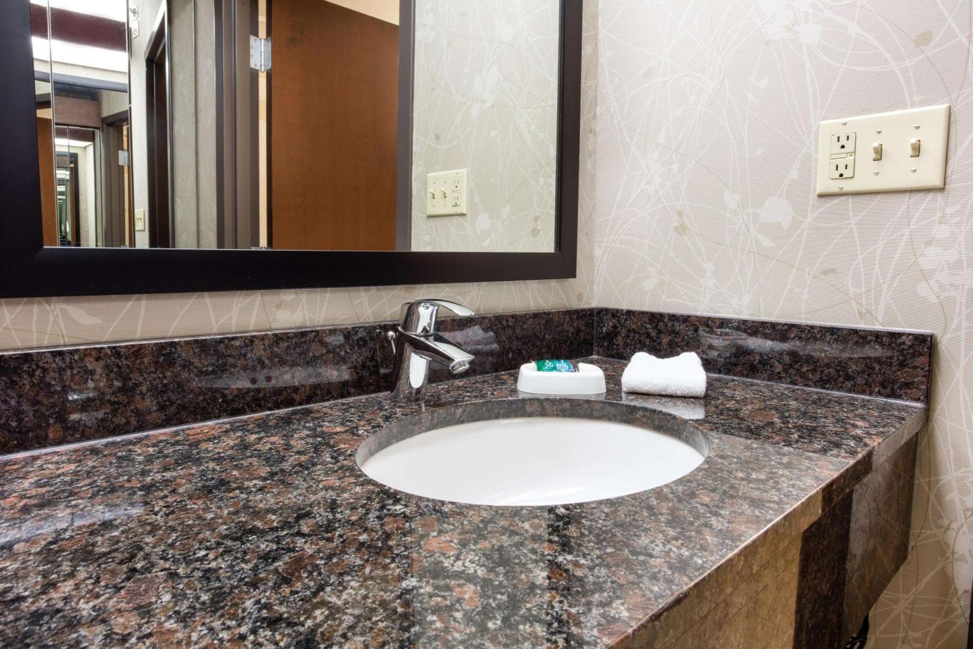Drury Inn & Suites Kansas City Airport Kültér fotó